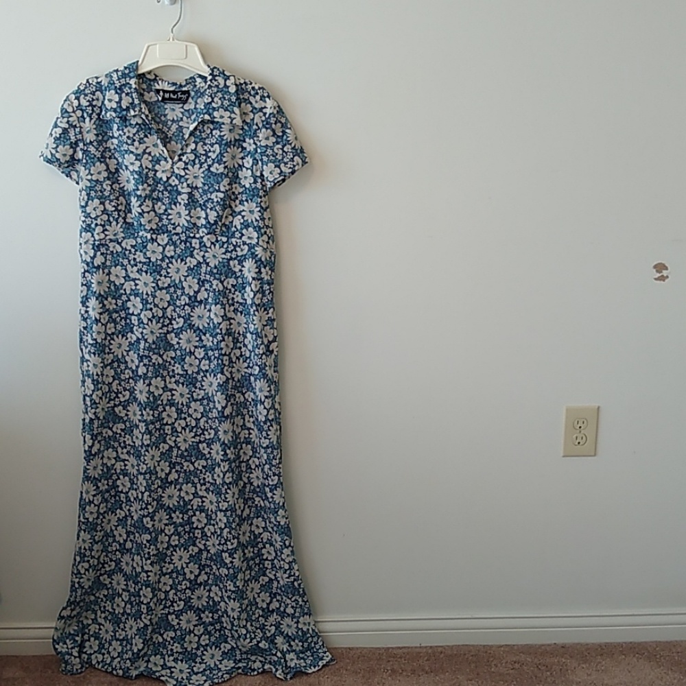 Pretty dress, lightweight and very comfortable.